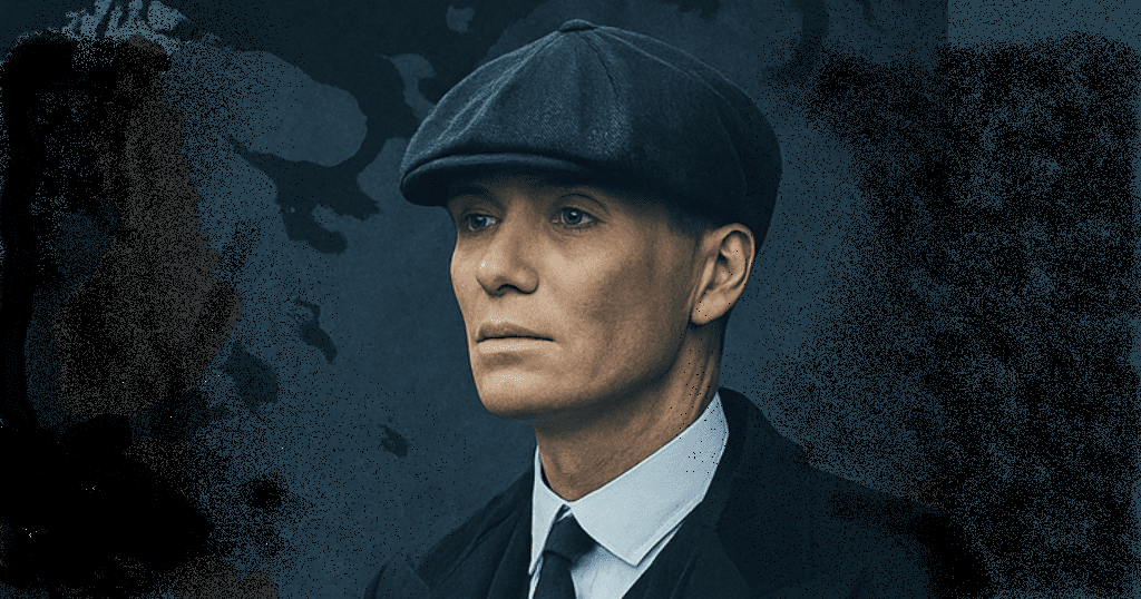 Imagem horizontal de Thomas Shelby com expressão neutra e olhar distante, simbolizando a figura do homem centrado e estratégico.