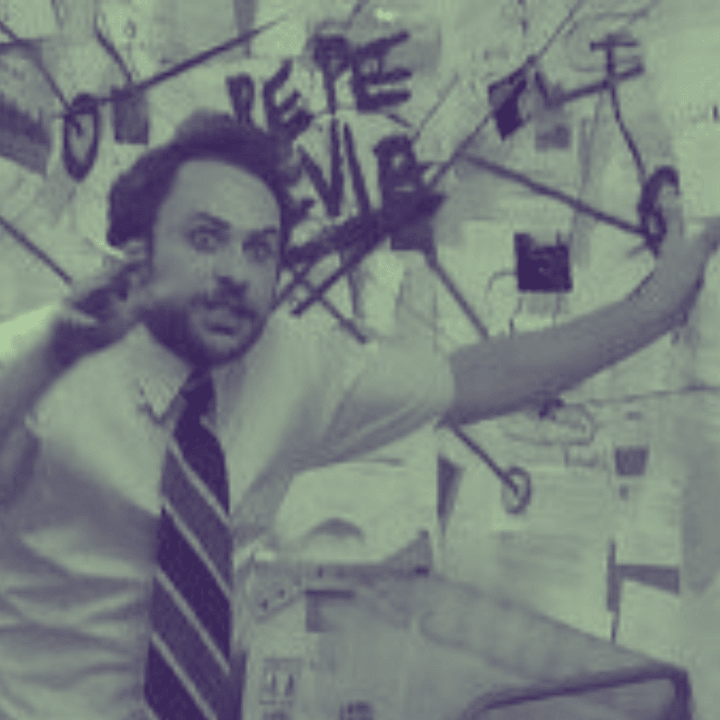 “Figura em frente a um mural de teorias da conspiração, com papéis e linhas vermelhas, simbolizando o arquétipo do profeta do mistério e a transformação da investigação em espetáculo.”