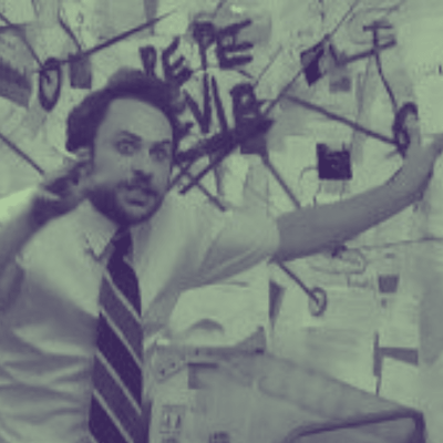 “Figura em frente a um mural de teorias da conspiração, com papéis e linhas vermelhas, simbolizando o arquétipo do profeta do mistério e a transformação da investigação em espetáculo.”